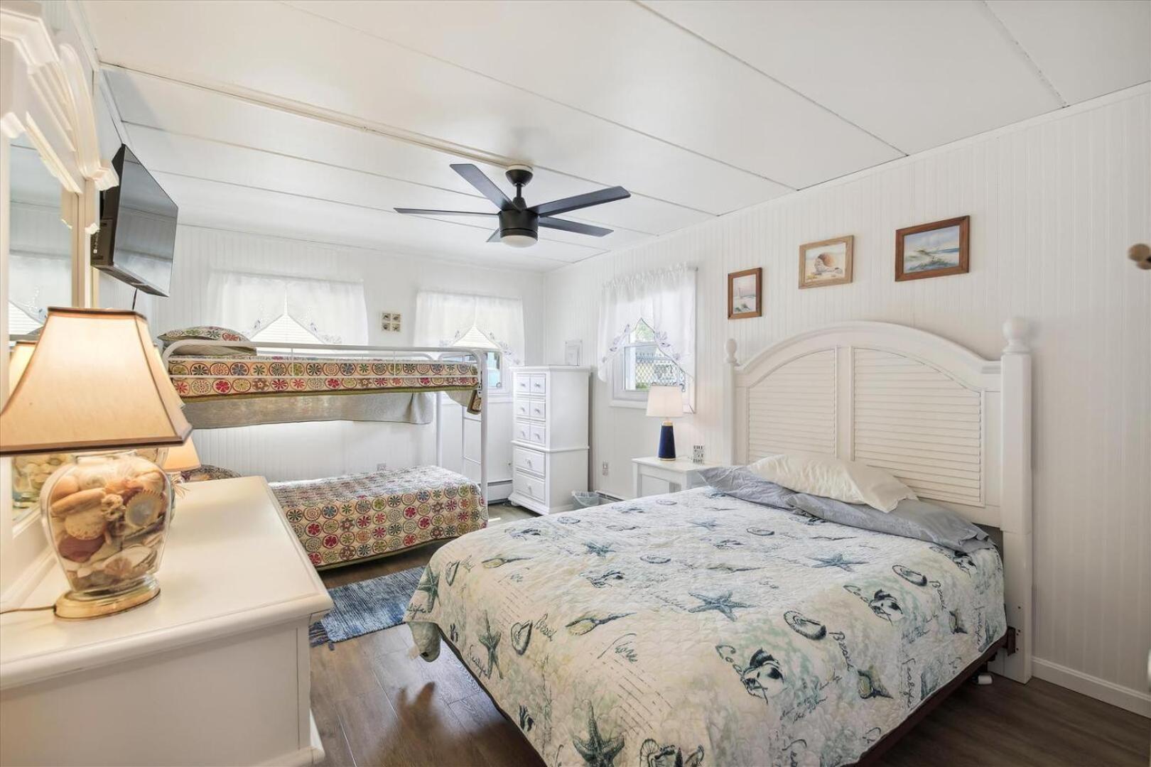 Bay Colony Apartment *