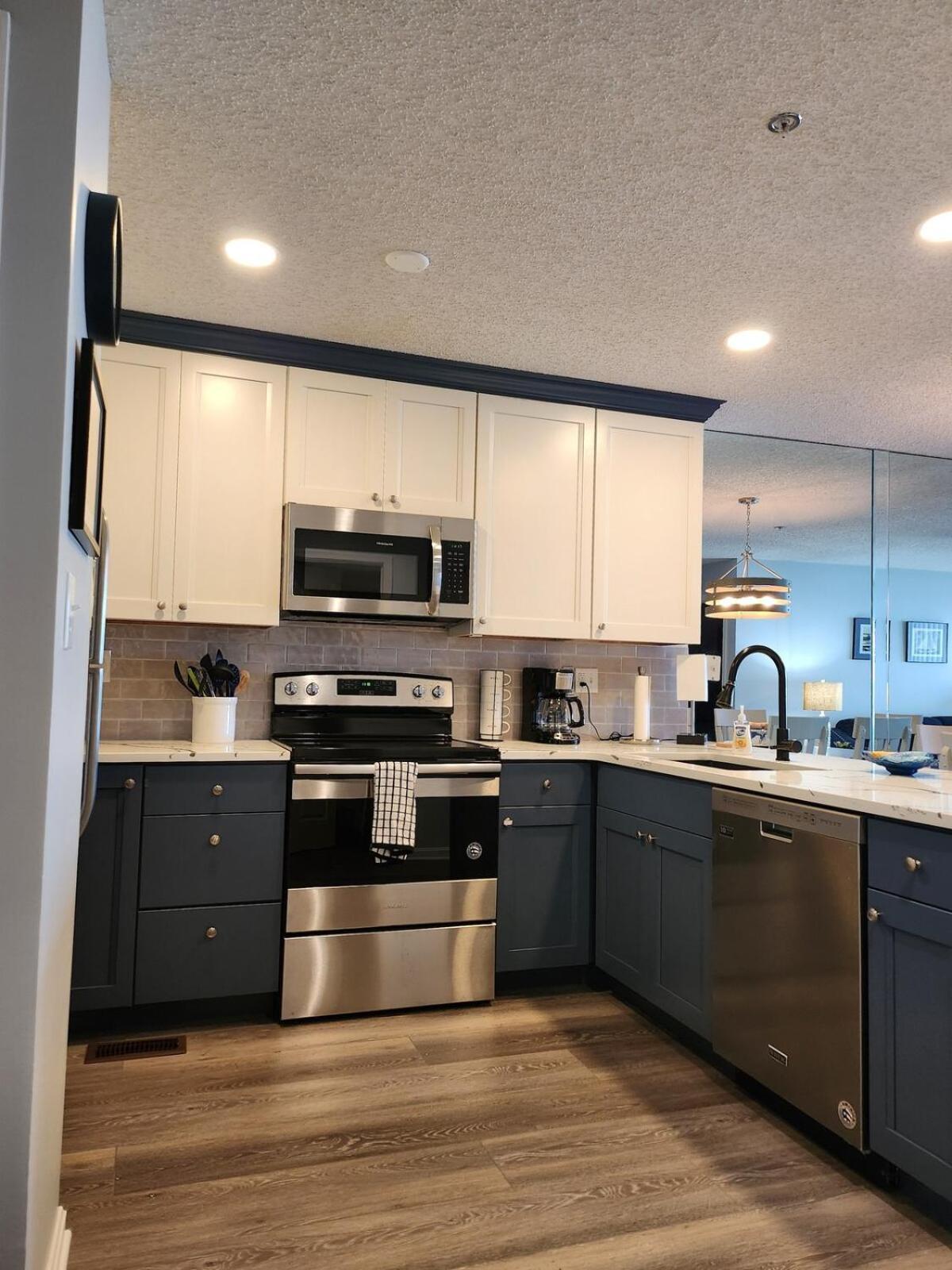 Apartment Hidden Harbour 2br 2ba - Bayside With Pool, Steps To And Northside Park! *