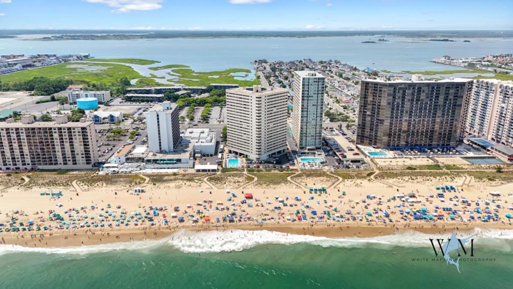 Beachfront 2-bedroom At Atlantis Building, Ocean Ocean Views & Pool Access