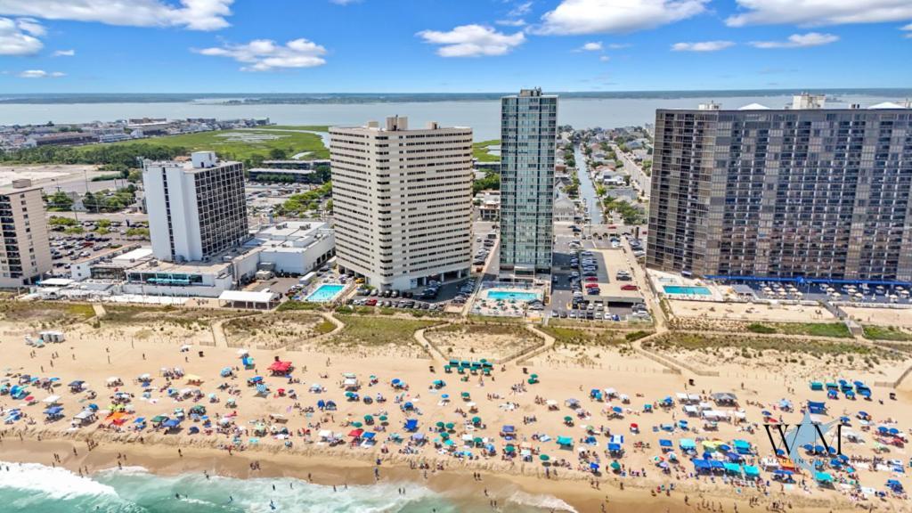 Apartment Beachfront 2-bedroom At Atlantis Building, Ocean Ocean Views & Pool Access Ocean City