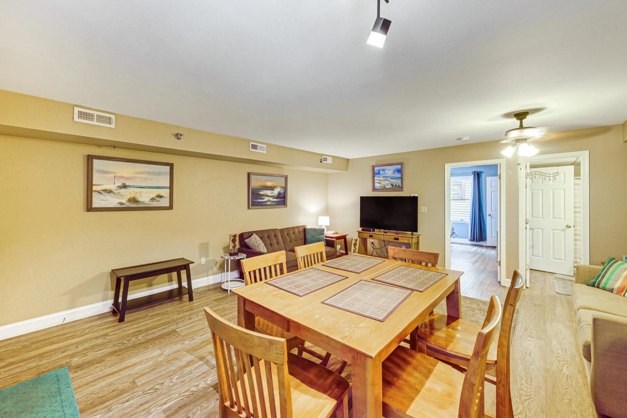 Ocean Escape Less Than 1 Mile To Beaches And Boardwalk! Apartment