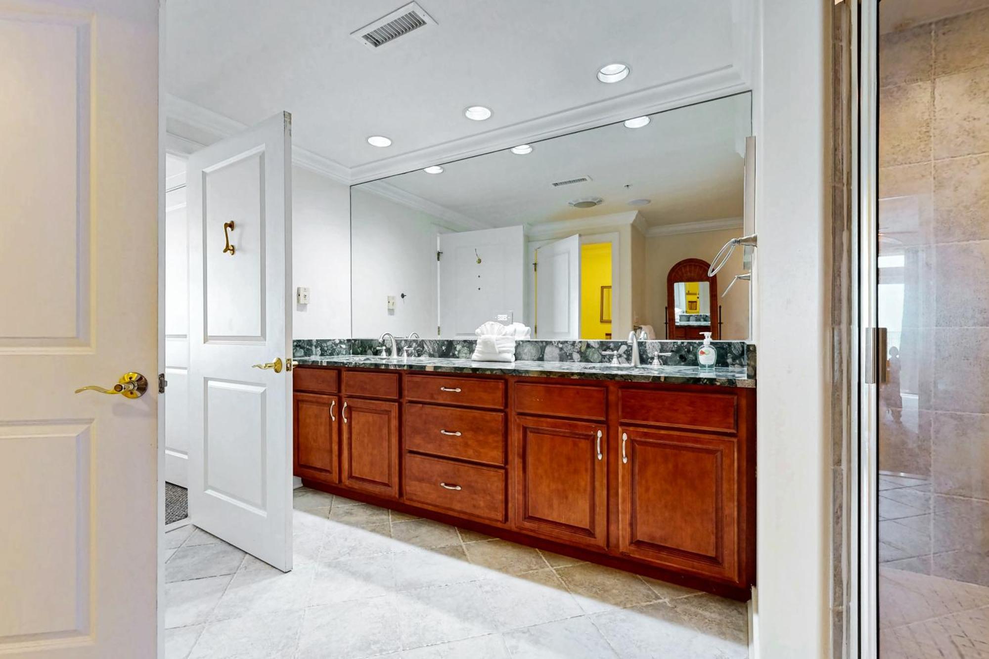 Sharkfin 401 Apartment *