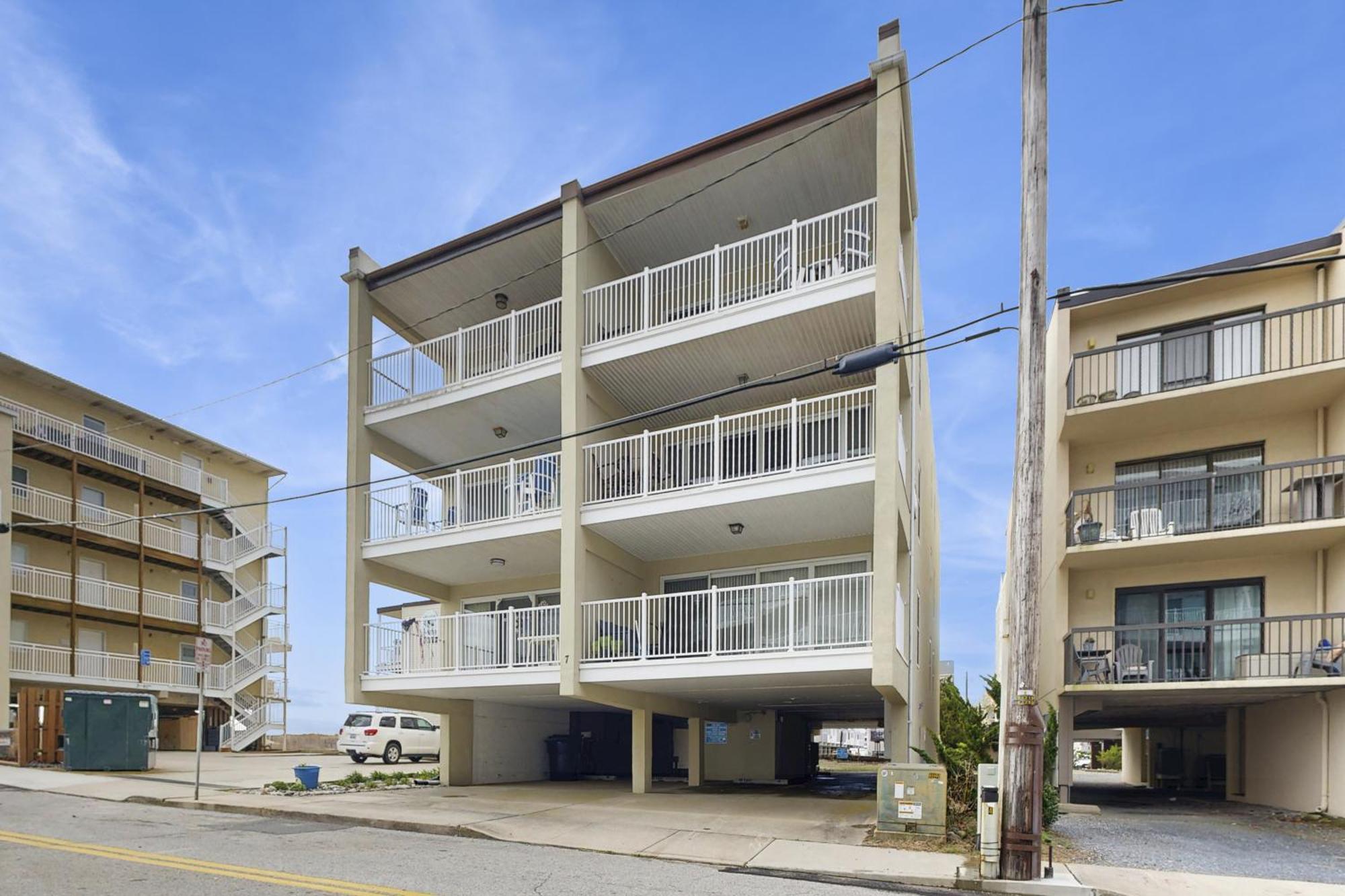 Summer Sands At 80 East Apartment *