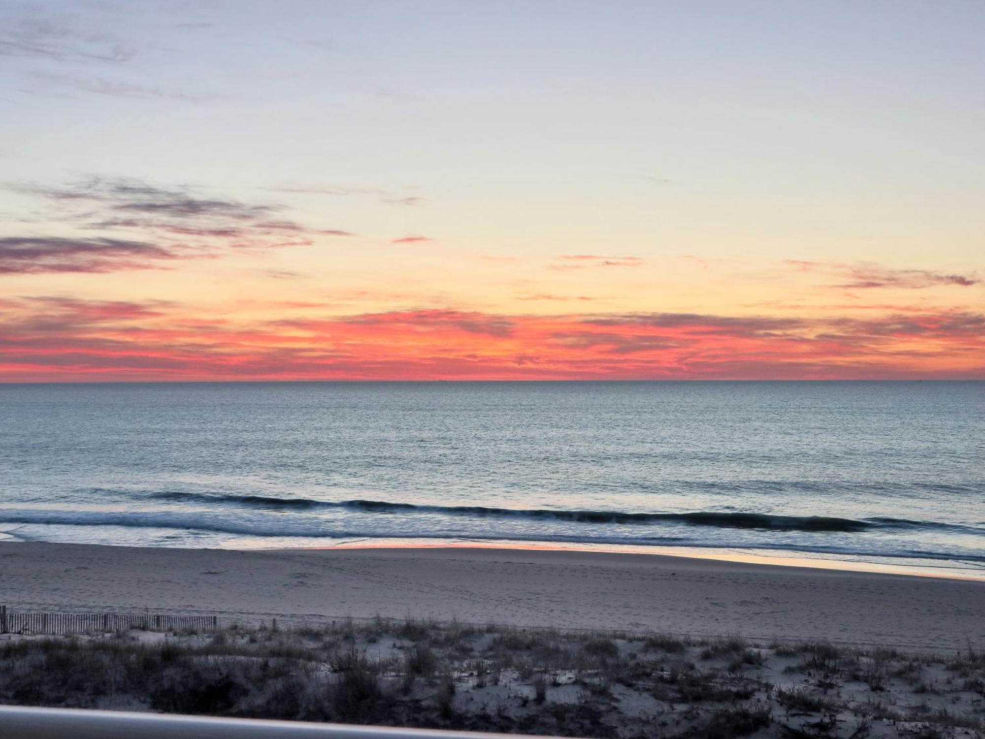 New! Direct Oceanfront End Unit With Private Balcony Apartment *