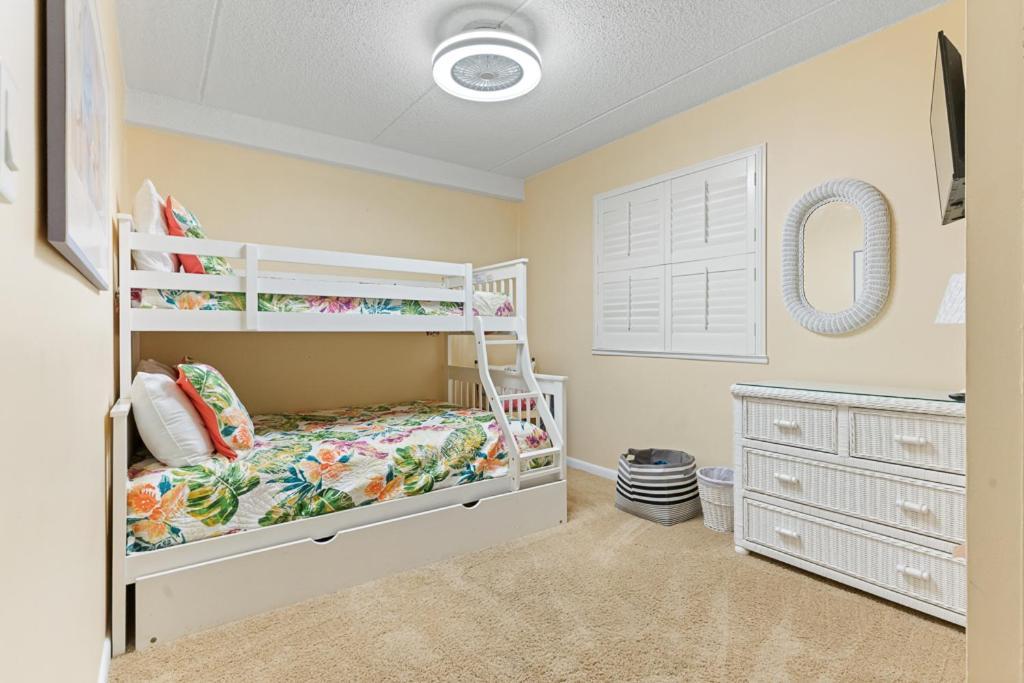 Beachfront 2-bedroom At Atlantis Building, Ocean Ocean Views & Pool Access Apartment *