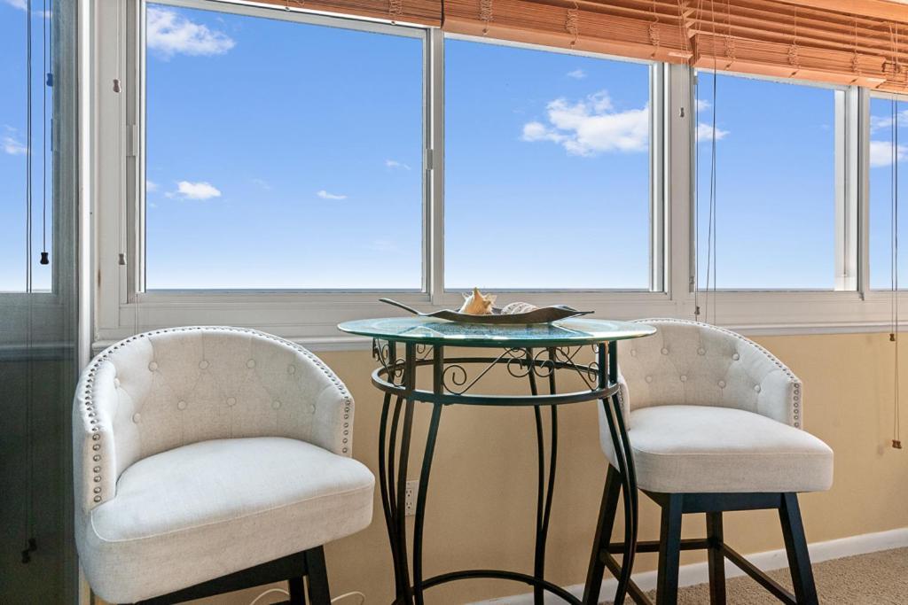 Beachfront 2-bedroom At Atlantis Building, Ocean Ocean Views & Pool Access