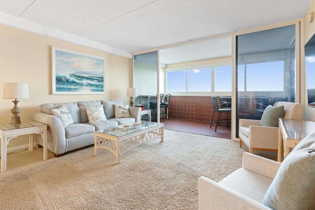 Beachfront 2-bedroom At Atlantis Building, Ocean Ocean Views & Pool Access Apartment *