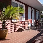 The Burgundy Inn Hotel And Apartments