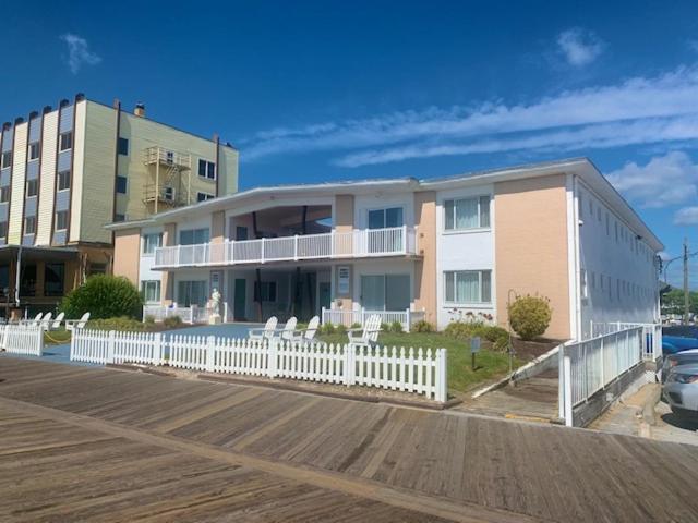 Beach Plaza Apartment *