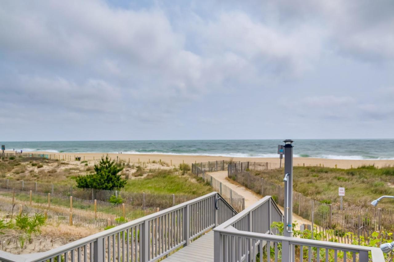 Apartment Beachfront With Pool And Views! *