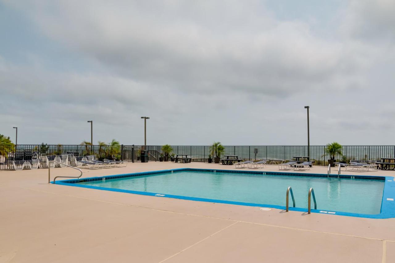 Beachfront With Pool And Views! Apartment