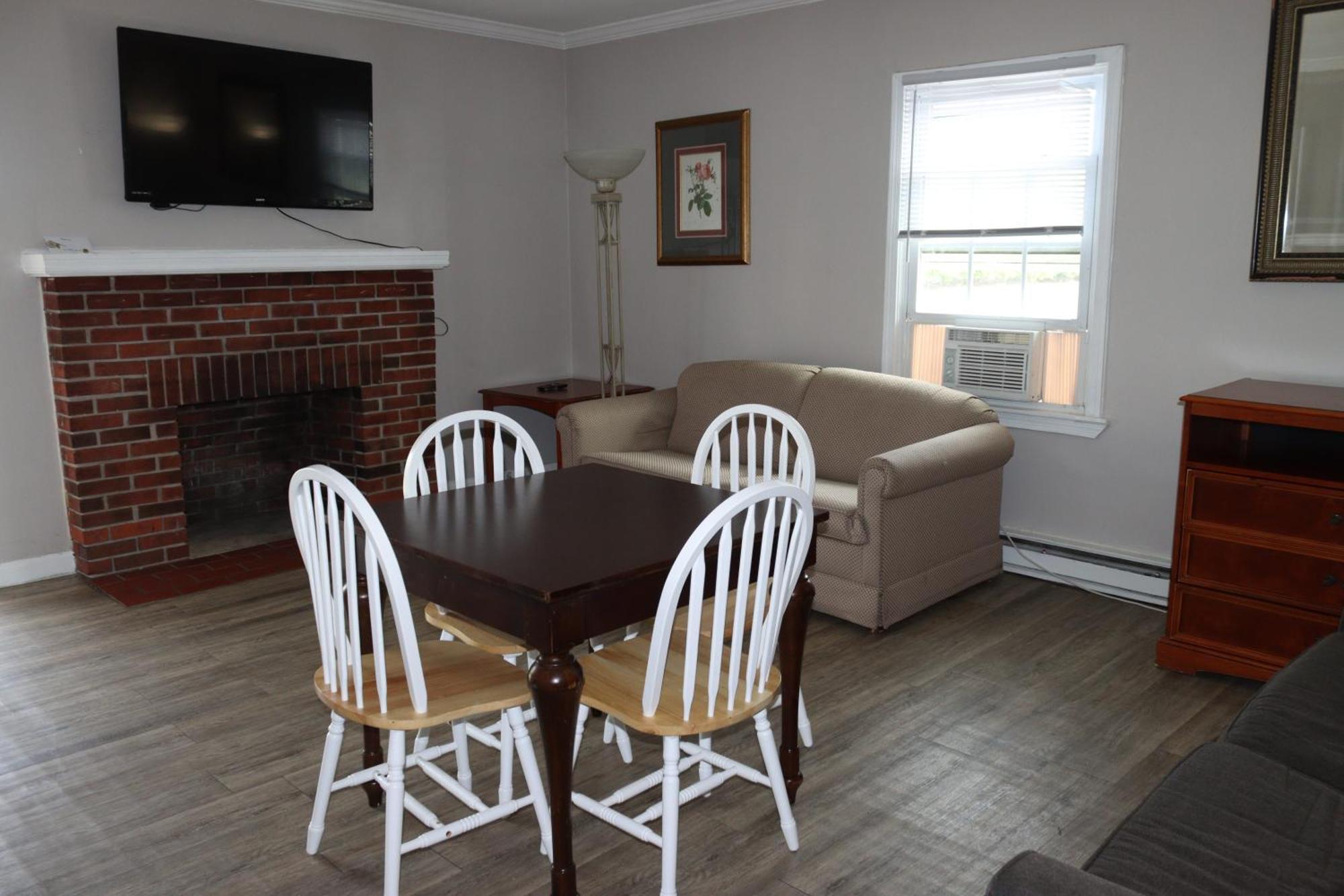 The Burgundy Inn Hotel And Apartments 2*