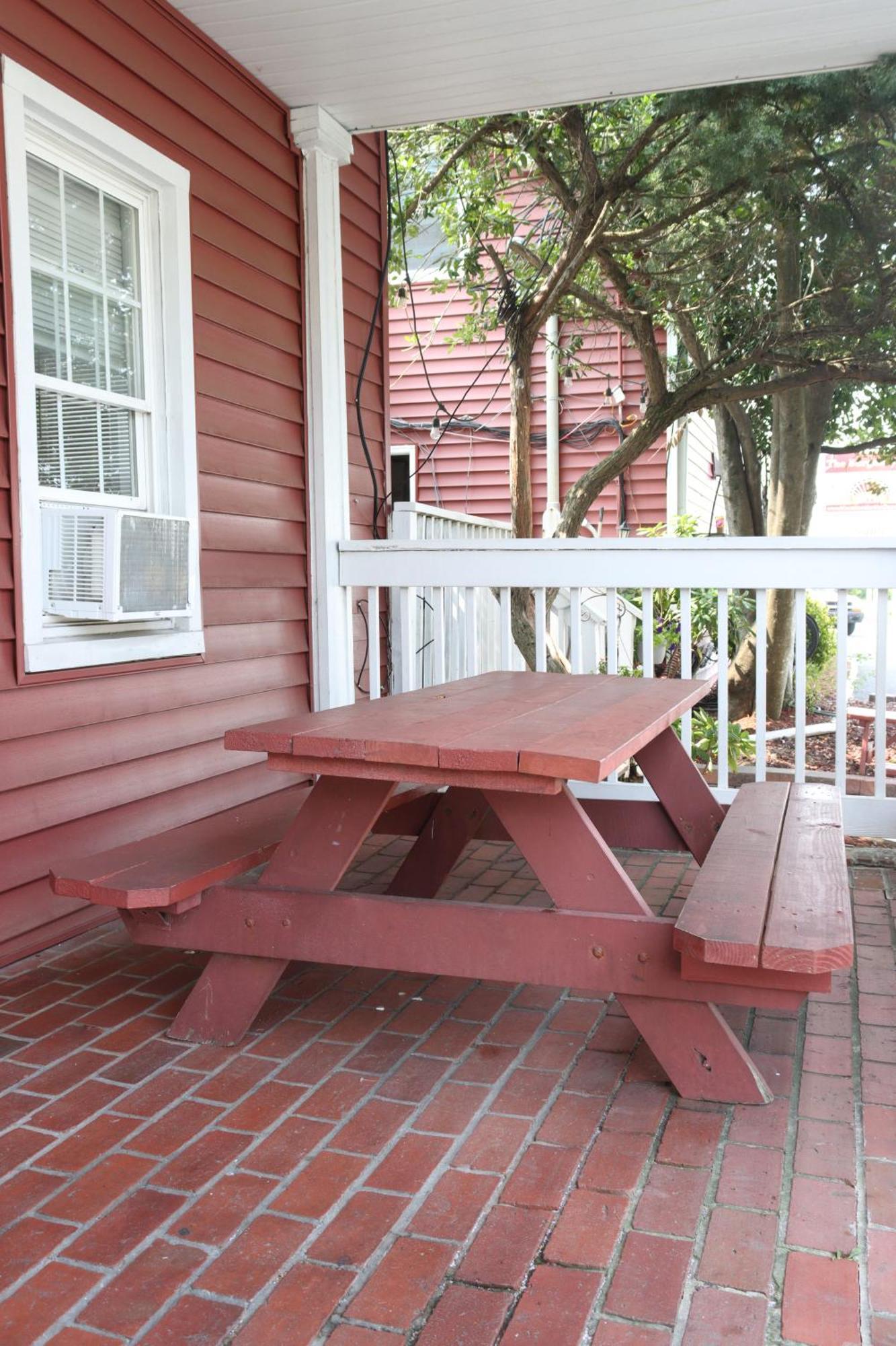 The Burgundy Inn Hotel And Apartments