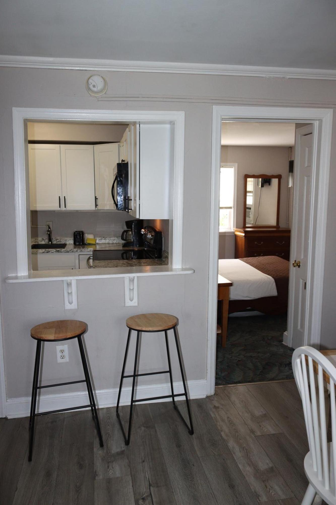 The Burgundy Inn Hotel And Apartments 2*