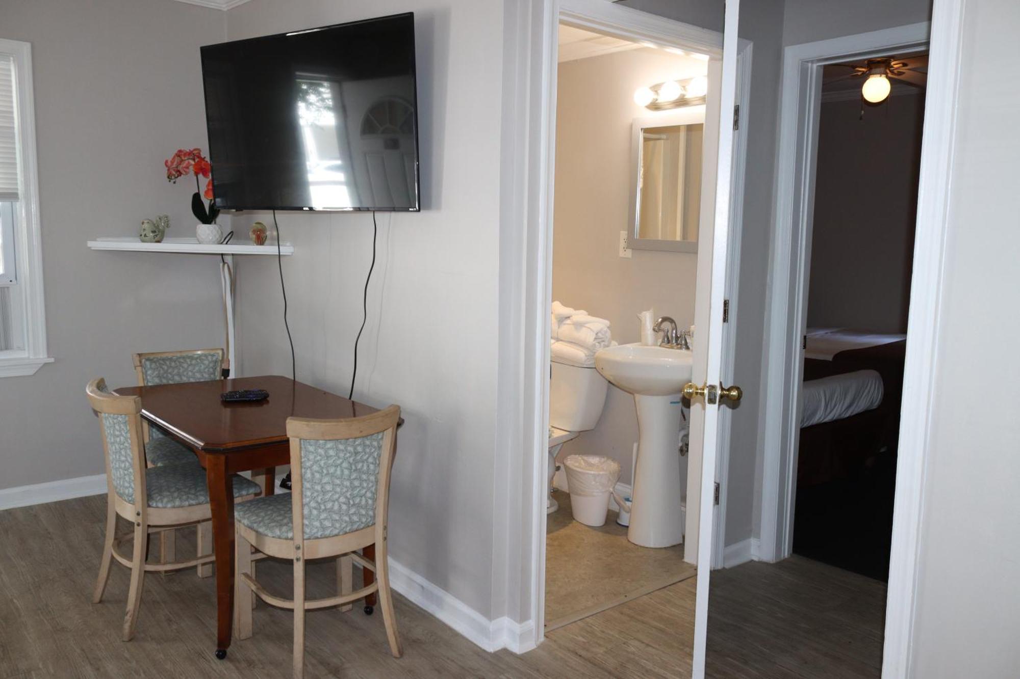 The Burgundy Inn Hotel And Apartments 2*
