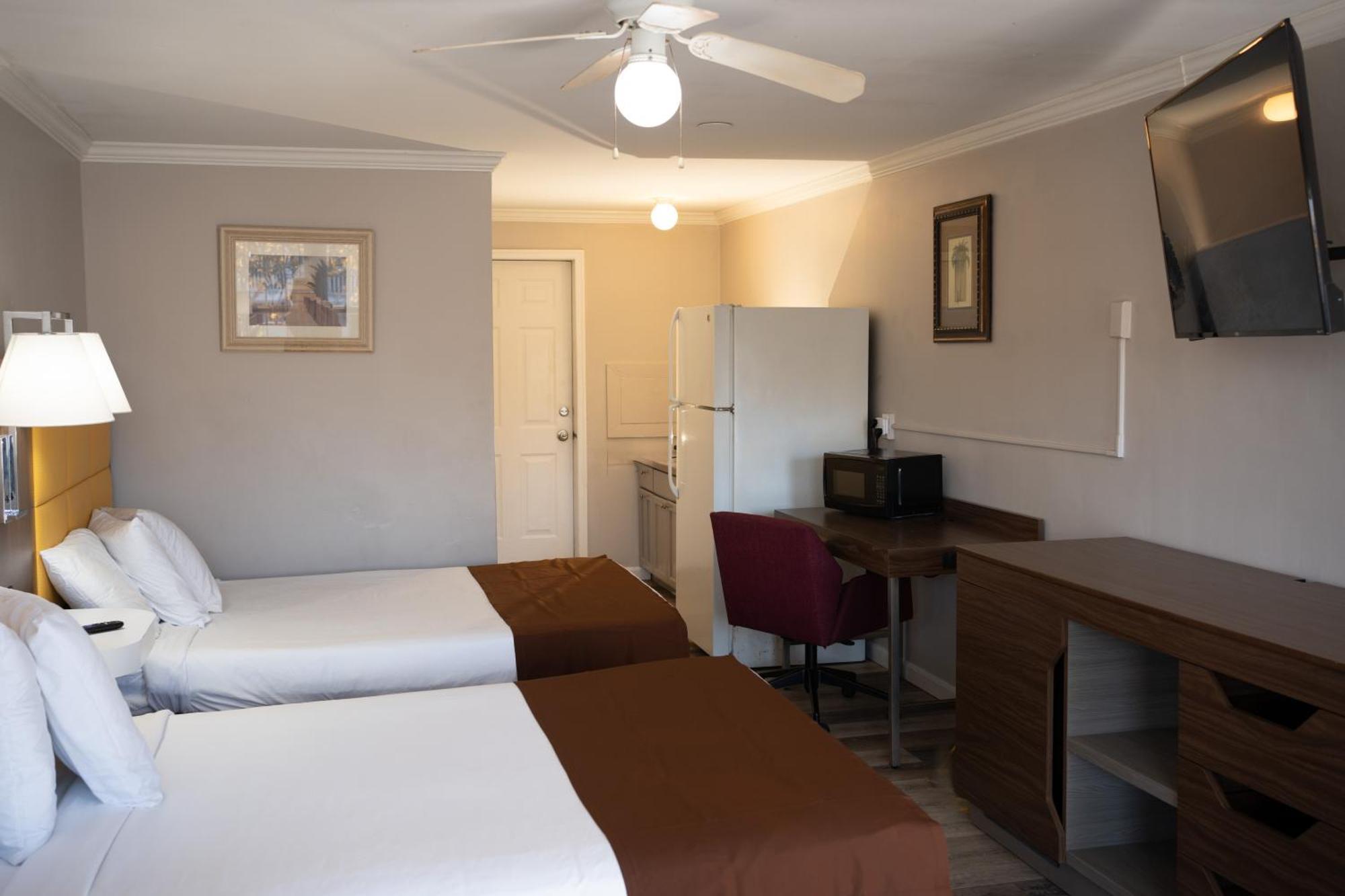 The Burgundy Inn Hotel And Apartments 2*