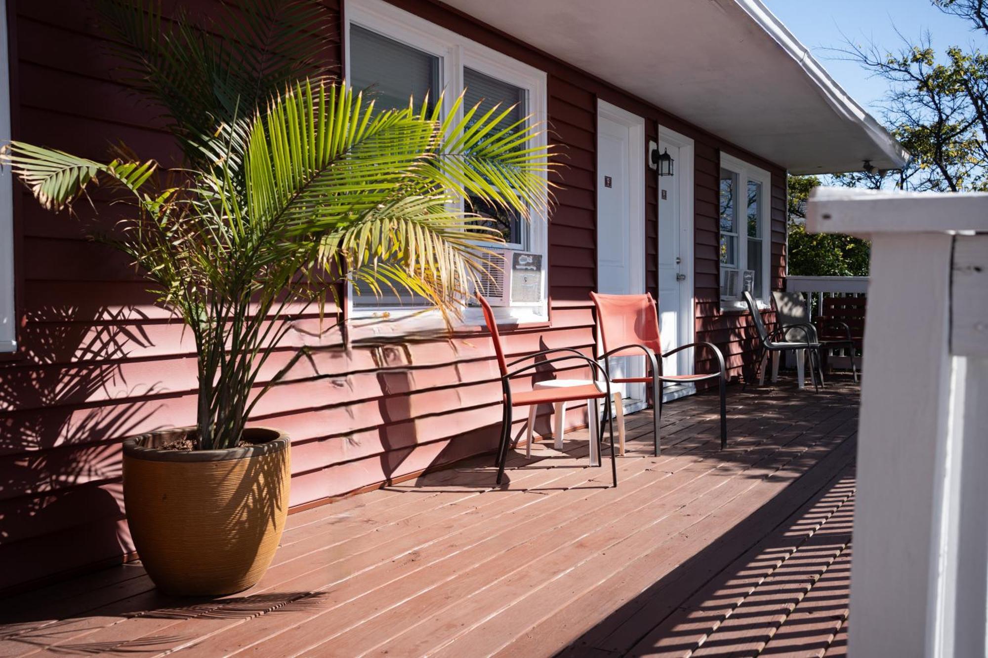 The Burgundy Inn Hotel And Apartments 2*