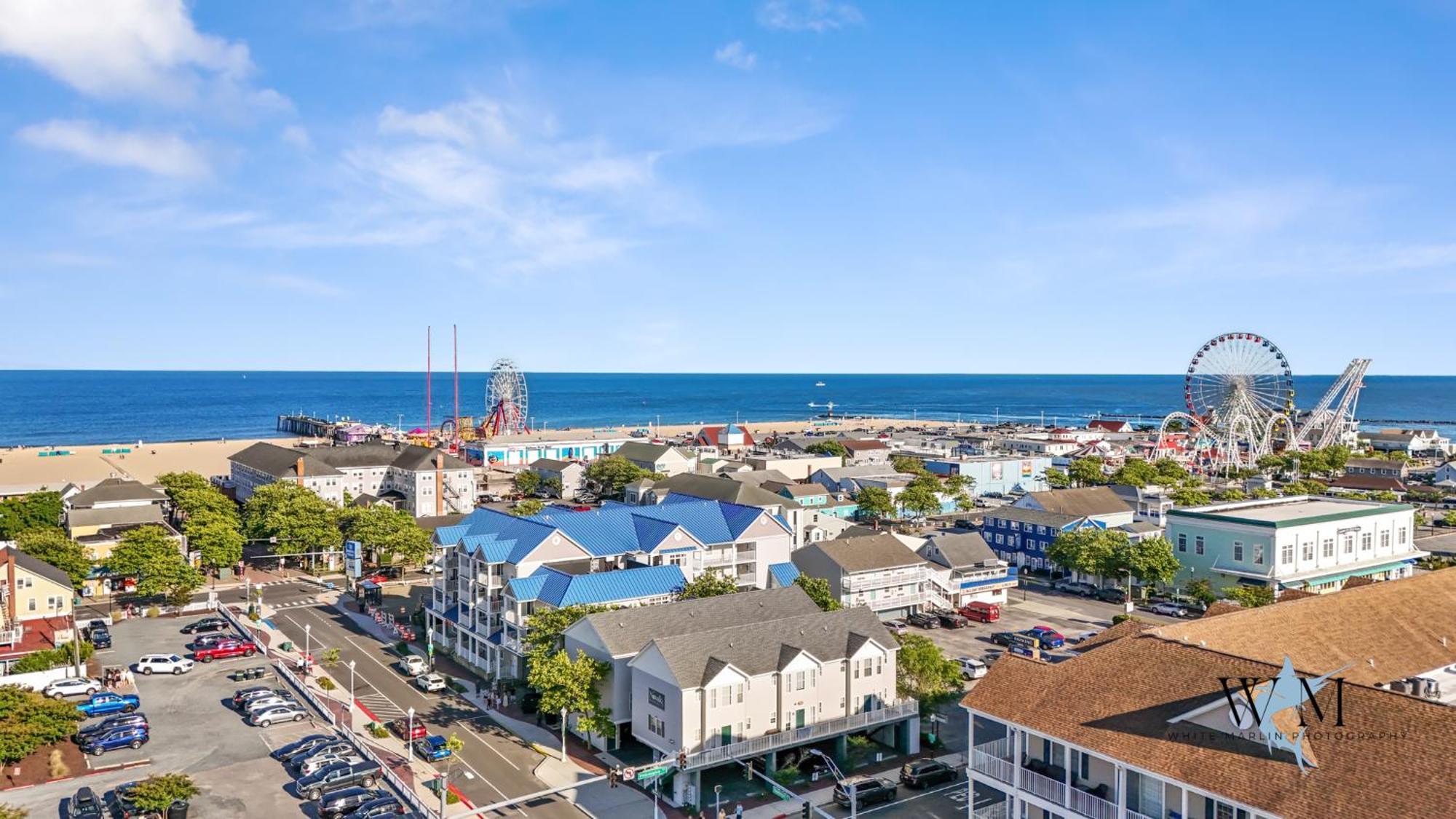 Apartment Charming 3-bedroom, 2-bathroom Townhouse Perfectly Located Near The Boardwalk *