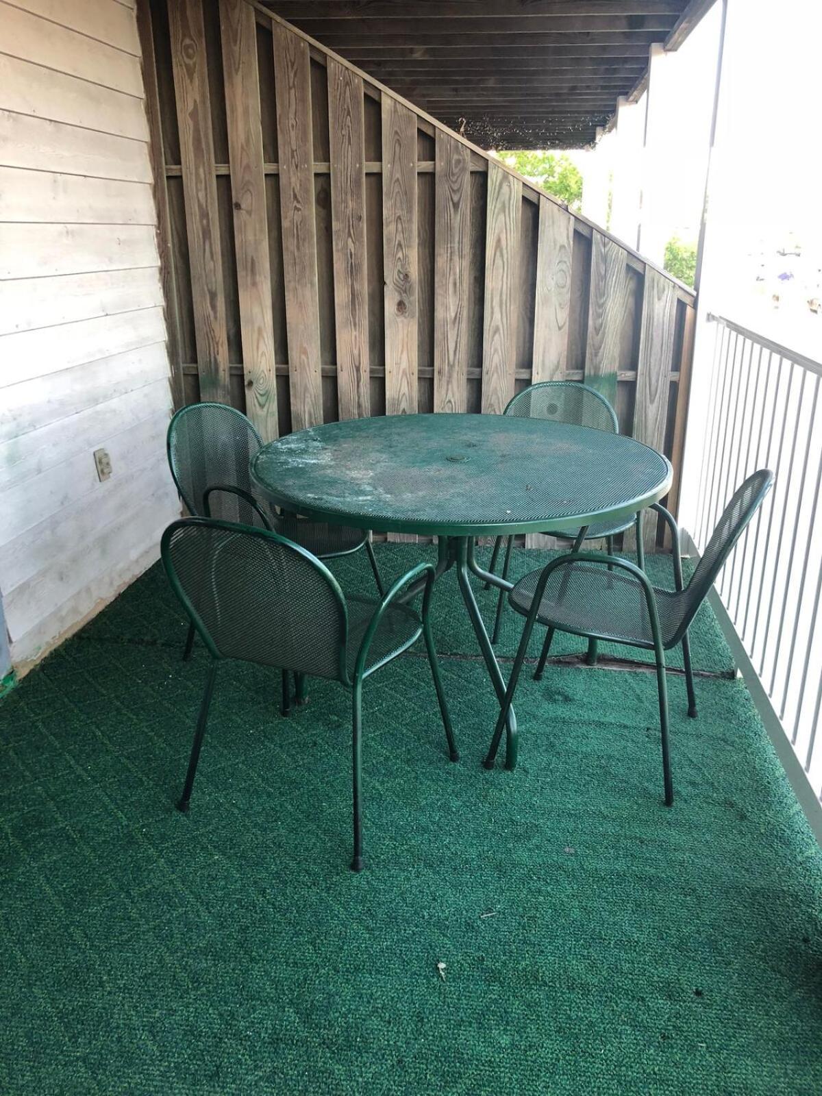 300 Robin Dr Walking Distance To Apartment